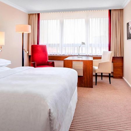 Отель Sheraton Muenchen Westpark Hotel  Экстерьер фото