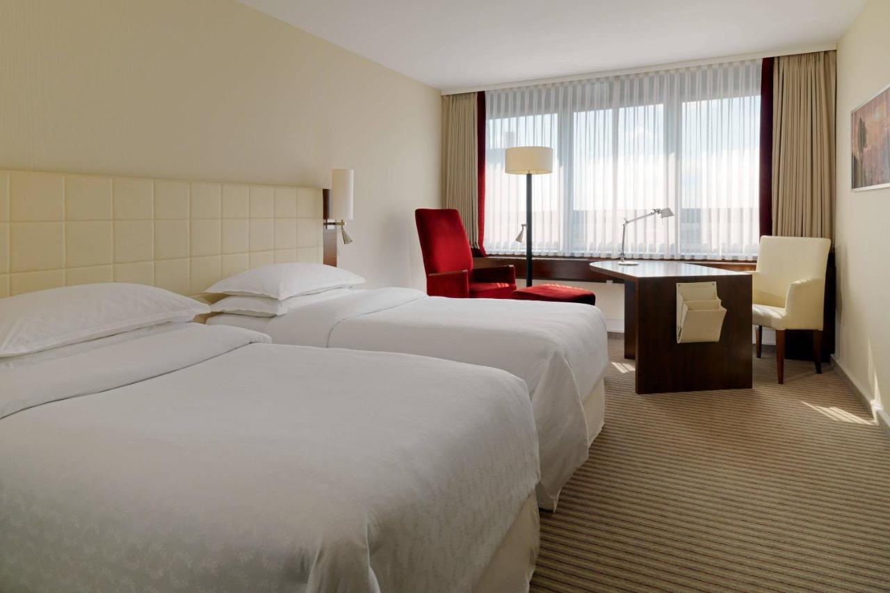 Отель Sheraton Muenchen Westpark Hotel  Экстерьер фото