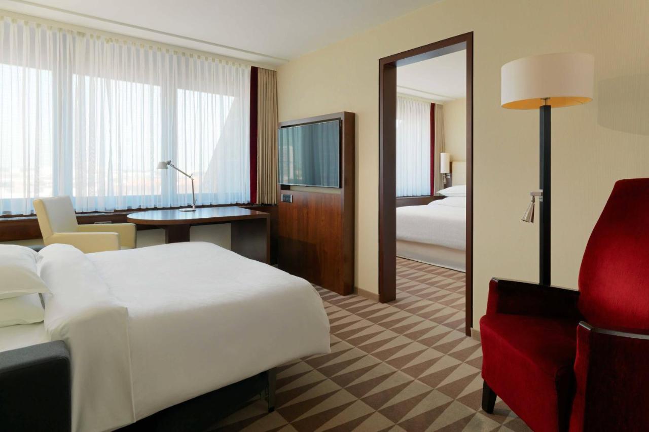 Отель Sheraton Muenchen Westpark Hotel  Экстерьер фото