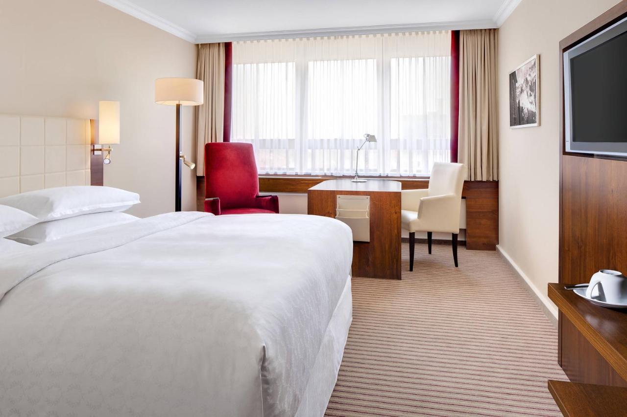 Отель Sheraton Muenchen Westpark Hotel  Экстерьер фото