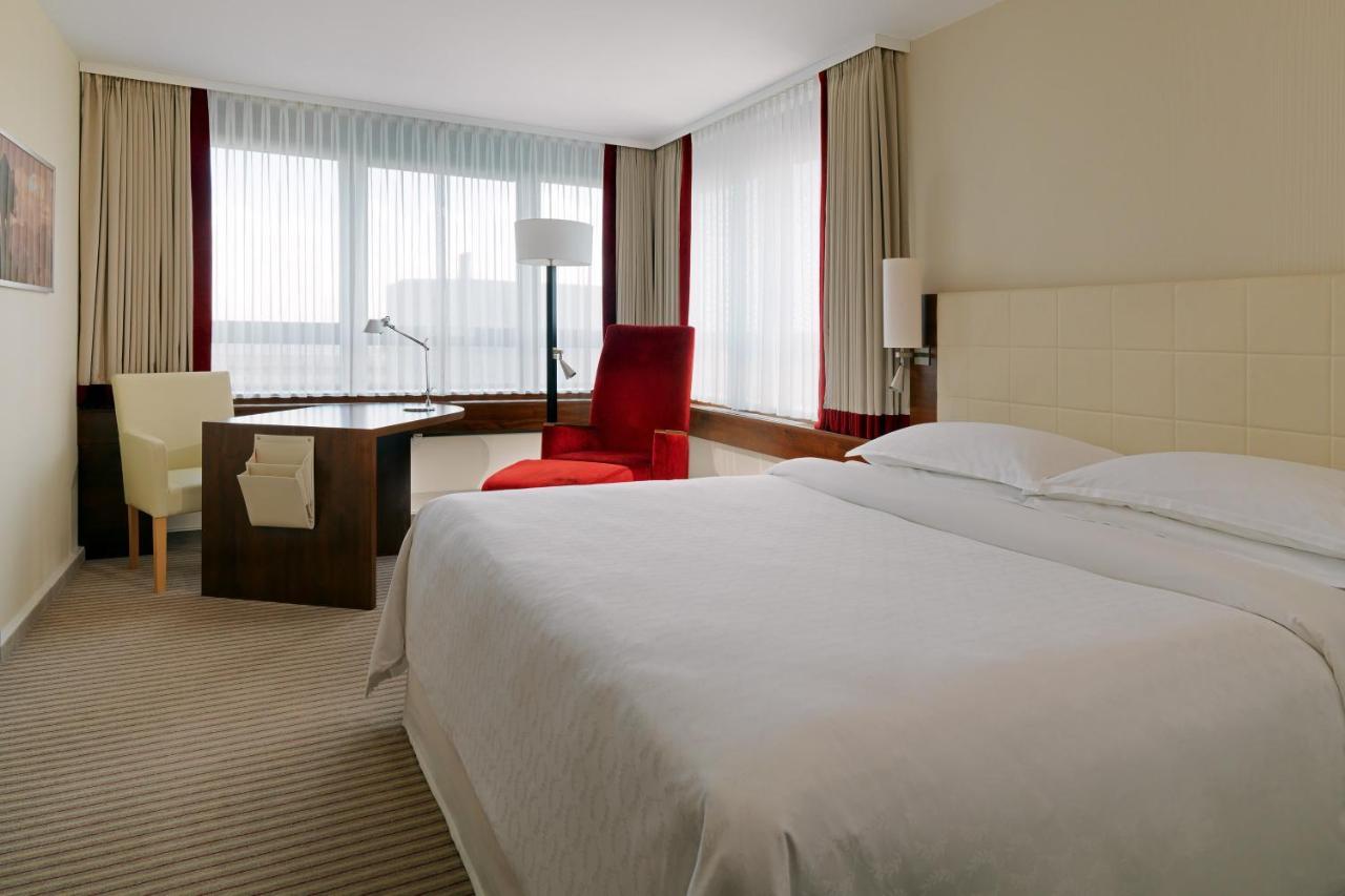Отель Sheraton Muenchen Westpark Hotel  Экстерьер фото